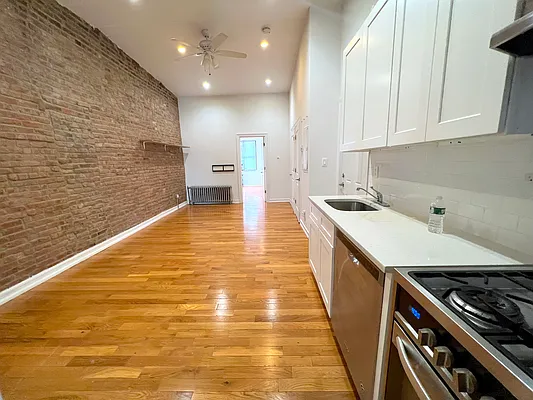 Rented by Capri Jet Realty Corp | media 5