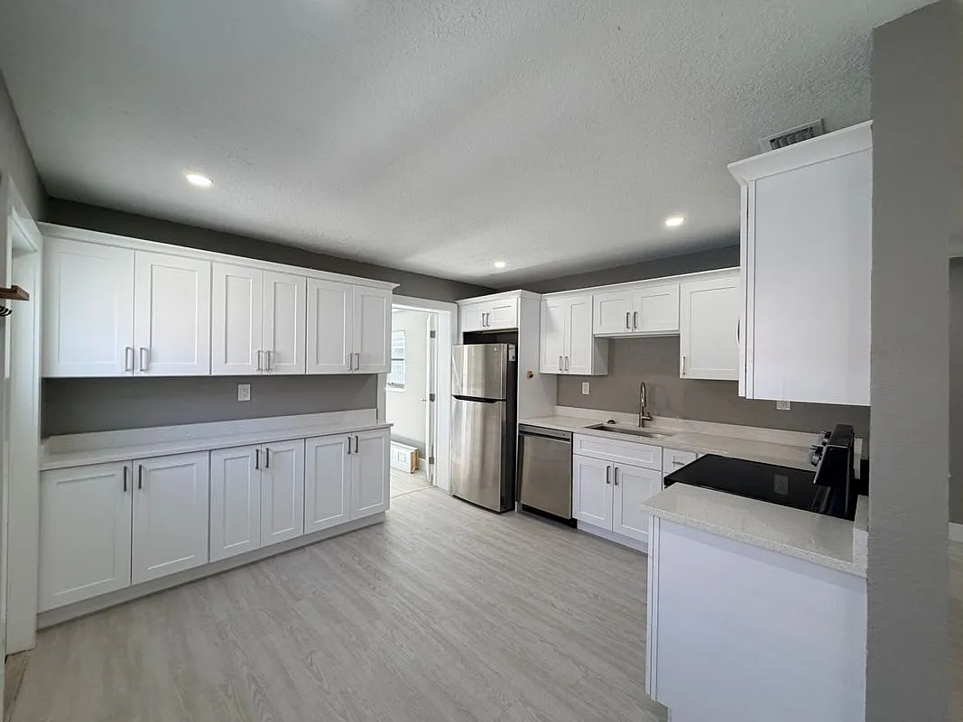3 bed, 1.0 bath, 988 sqft, $2,850 — Photo 3