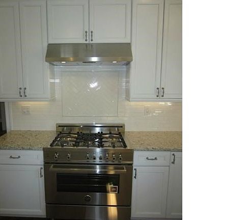 Kitchen of same model. All pictures may show mirror image and/or optional features.