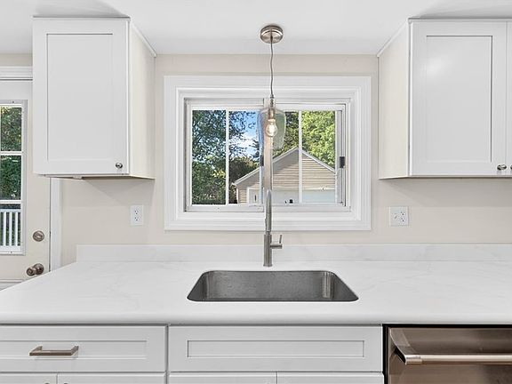 4th image of 291 Groveland Ave