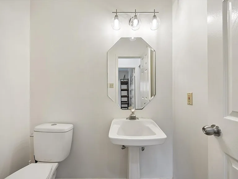 4627 Plymouth Way — Photo 10