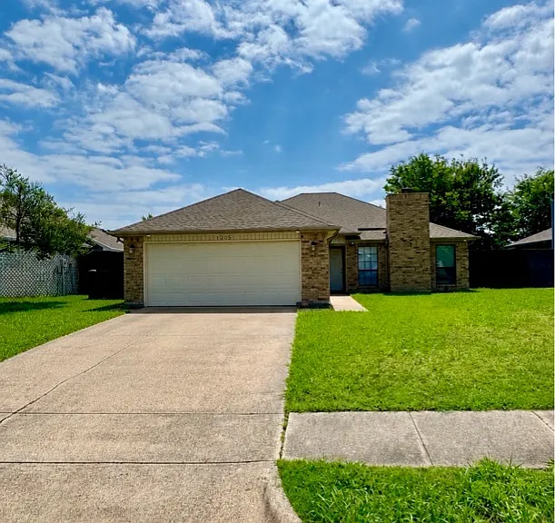 3205 Hillcrest Dr — Photo 1