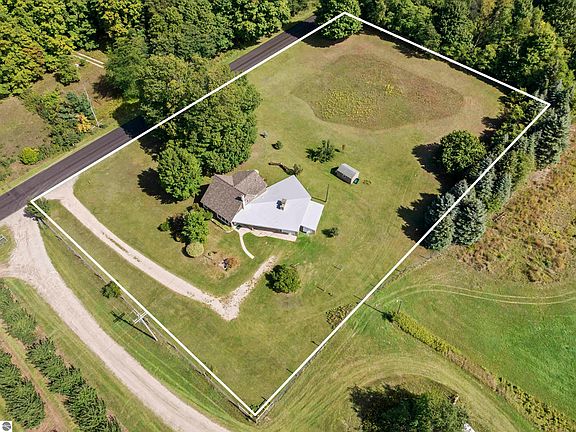 3rd image of 4443 Potter Rd