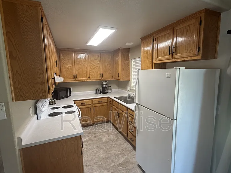 926 1/2 SW Greenwood Ave — Photo 16