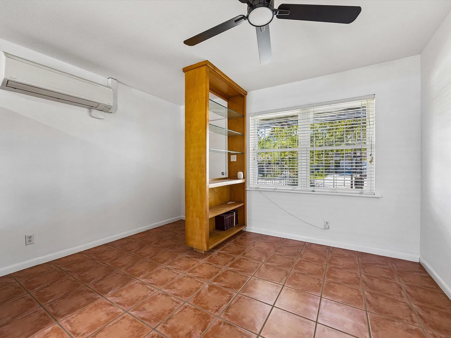 2 bed, 1.0 bath, 1310 sqft, $1,400 — Photo 2