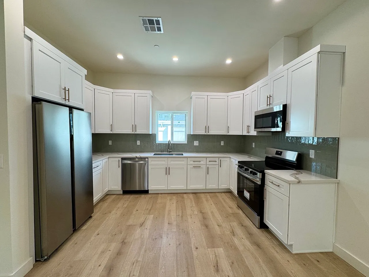 3 bed, 2.5 bath, 1200 sqft, $3,900 — Photo 3