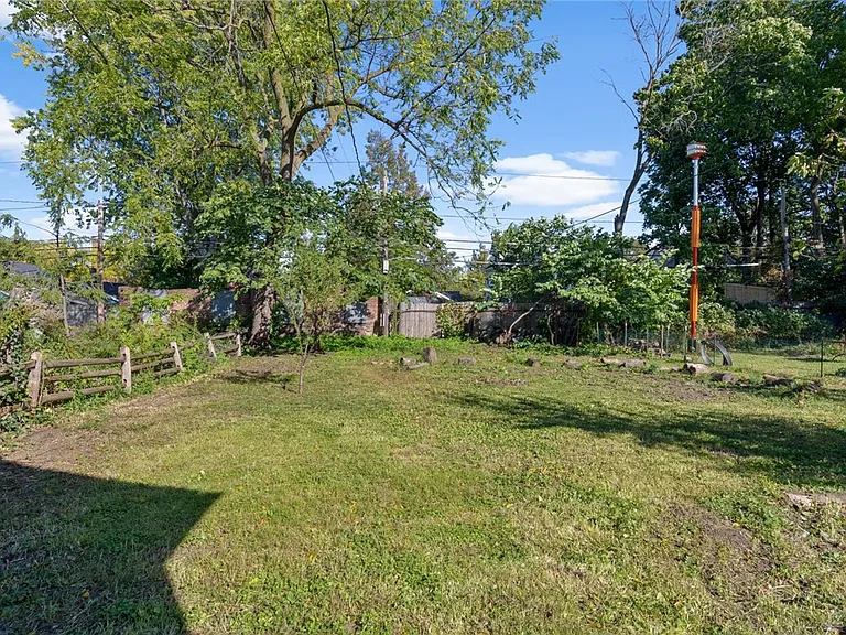 250 Sanford St — Photo 16