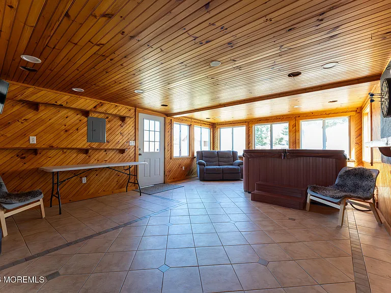 406 Lawrence Dr — Photo 12