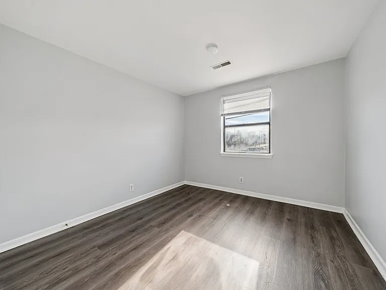 Manhattan Square Apartments — Photo 12