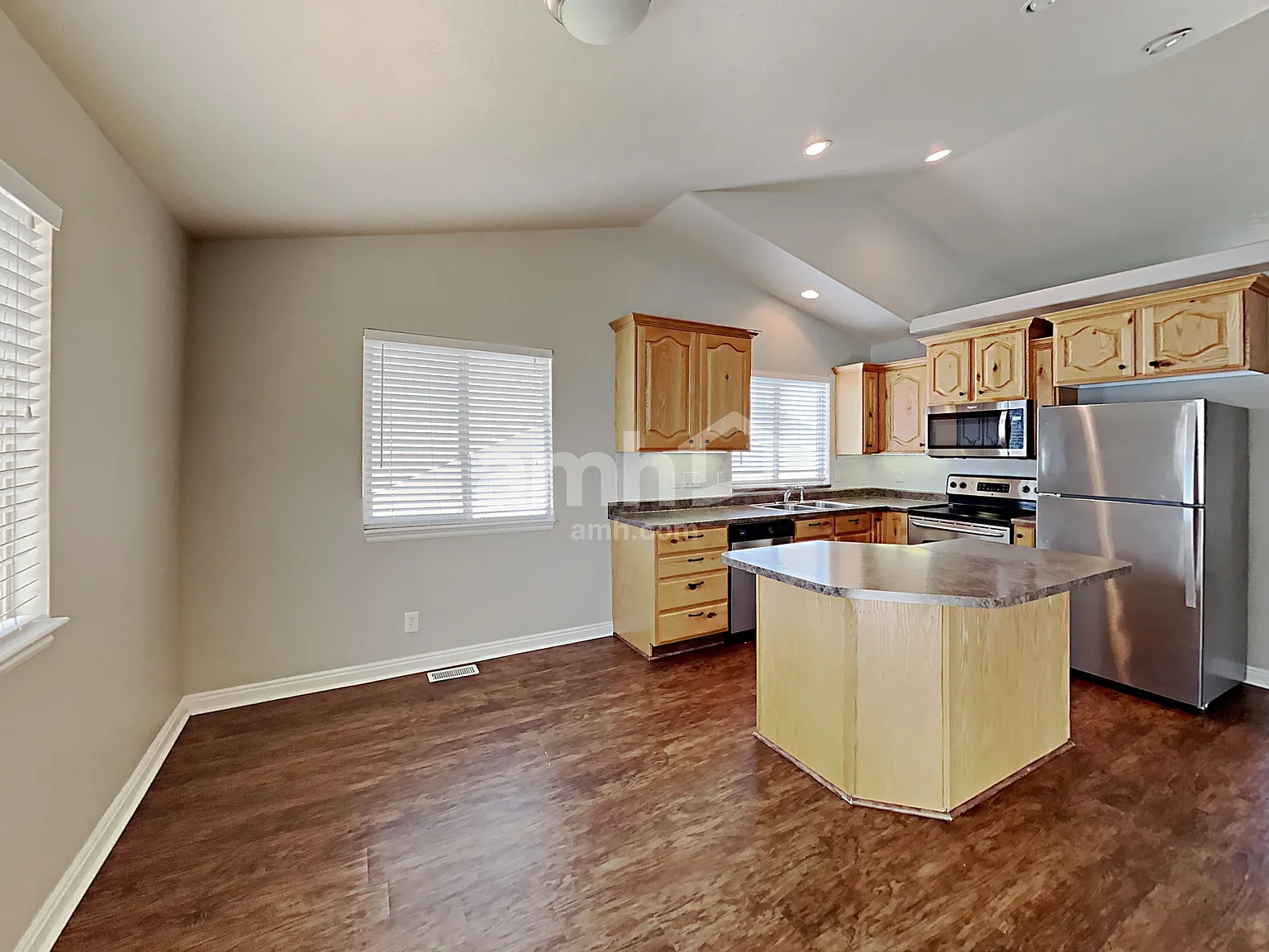 6 bed, 3.5 bath, 3040 sqft, $3,250 — Photo 3
