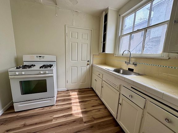 3rd image of 1624 S Bronson Ave