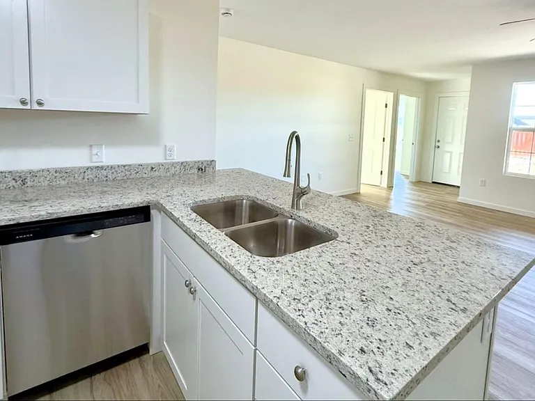 1222 Fountain Dr — Photo 5