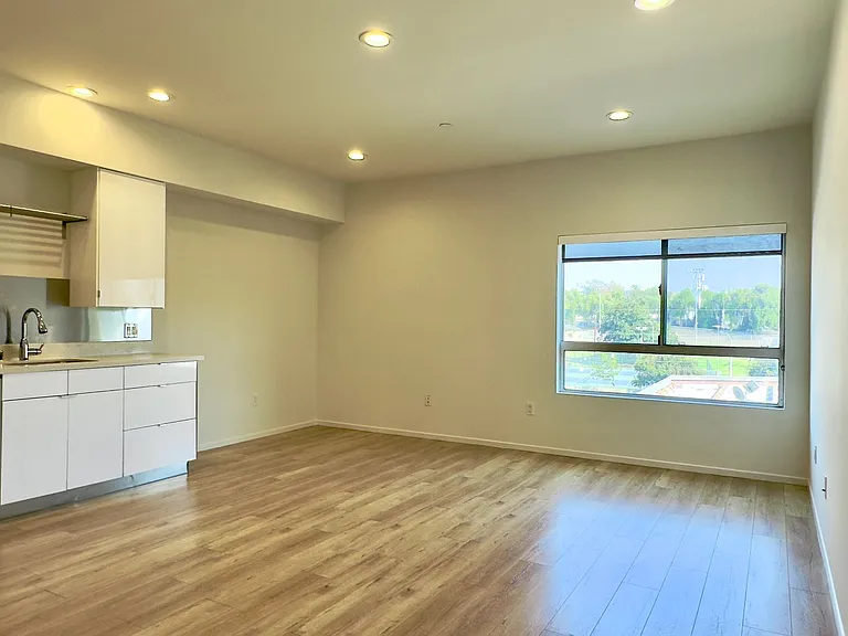 Echo Designer Loft Apartments — Photo 39