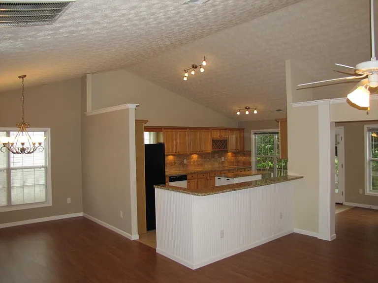 3350 Vernon Cmns NW — Photo 10