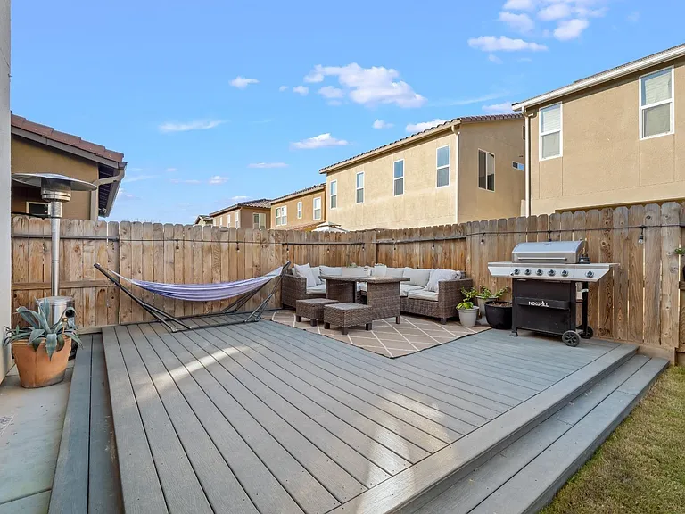 827 Fir St W — Photo 18