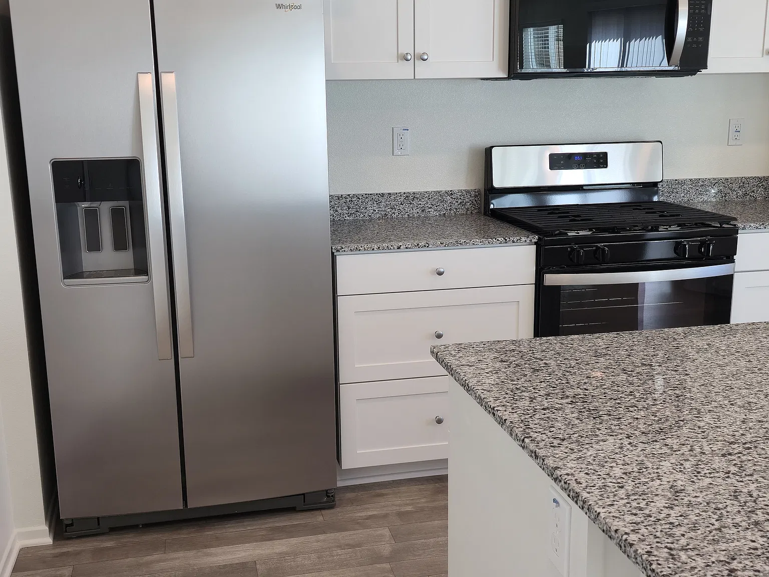 4 bed, 1975 sqft, $3,195 — Photo 4