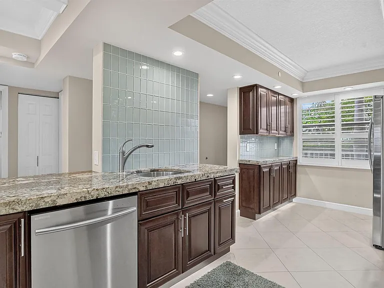 6061 Balboa Cir #206 — Photo 7