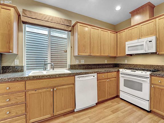 4th image of 919 SE Albertine St