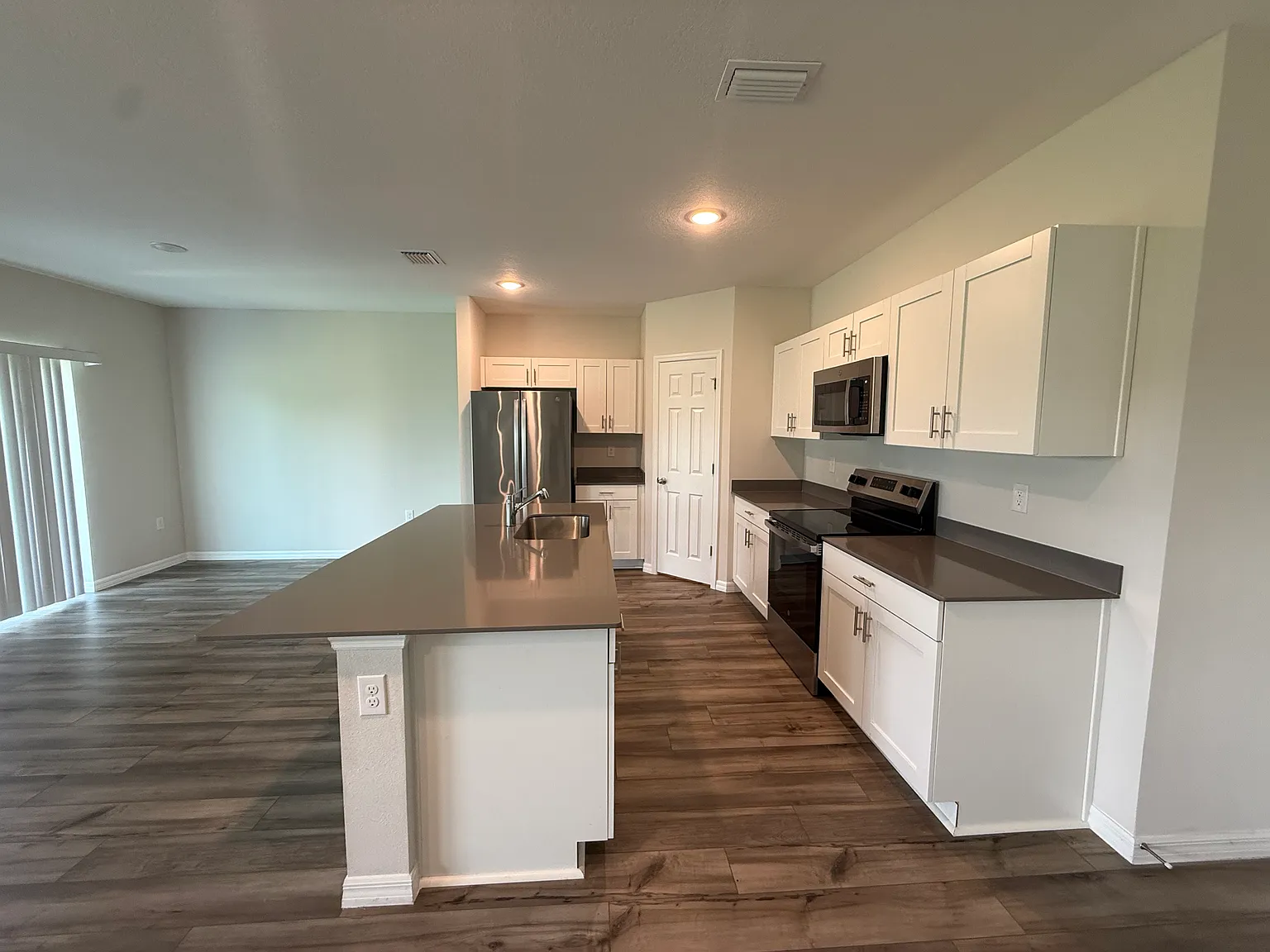 4 bed, 2.5 bath, 2039 sqft, $2,499 — Photo 4