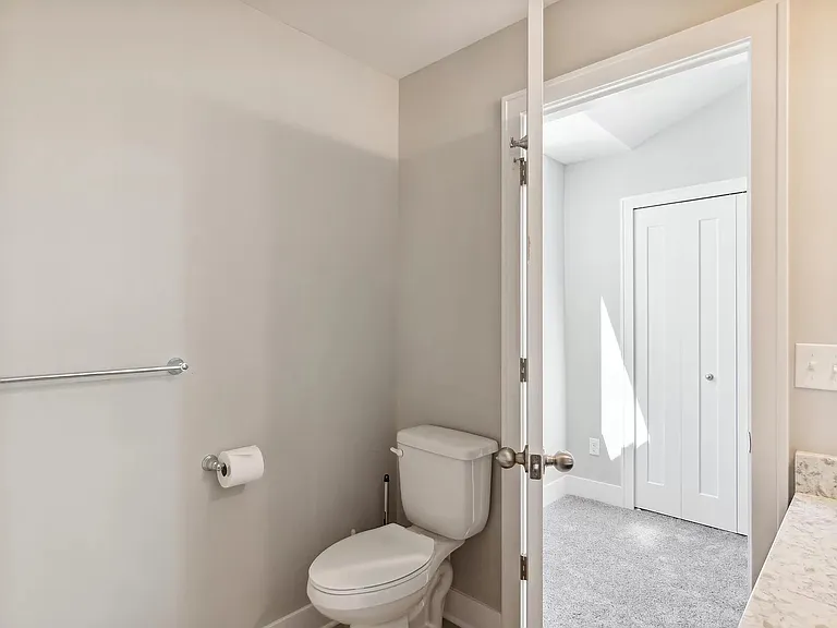 2535 W Towne St — Photo 24