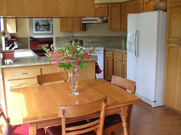 Kitchen w/ granite counters