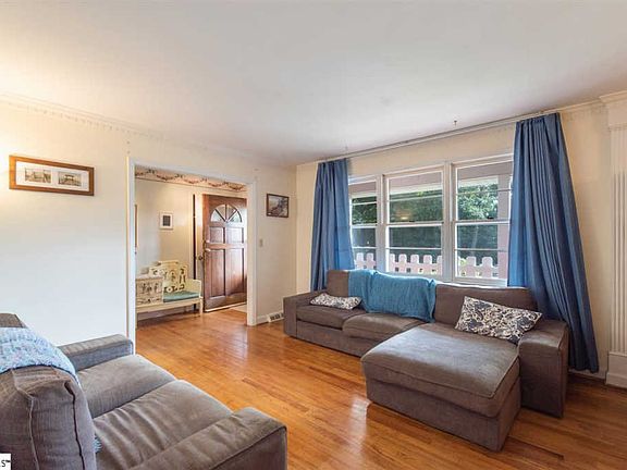 5th image of 710 Crestwood Dr