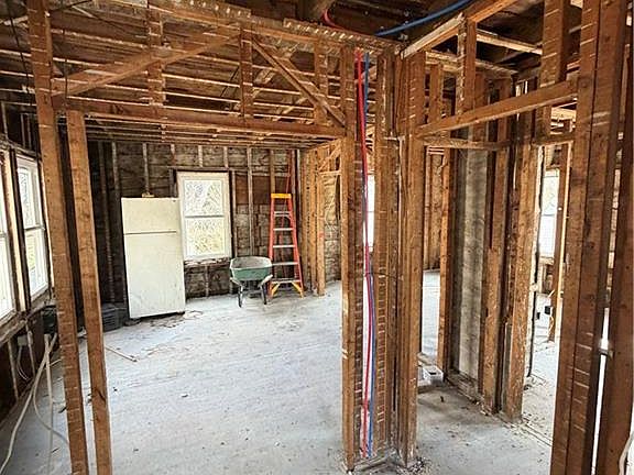 4th image of 15 Lewis St