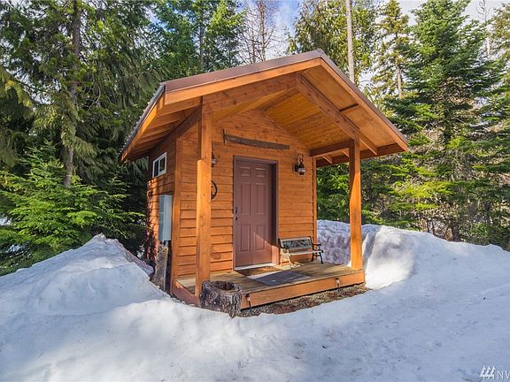 Cute bath house with Sink, shower & toilet!