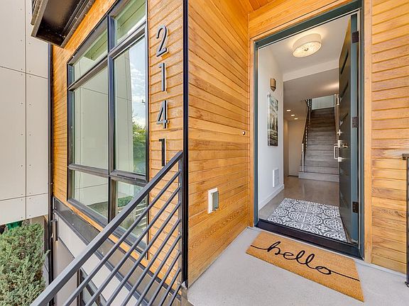 4th image of 2141 Waverly Pl N