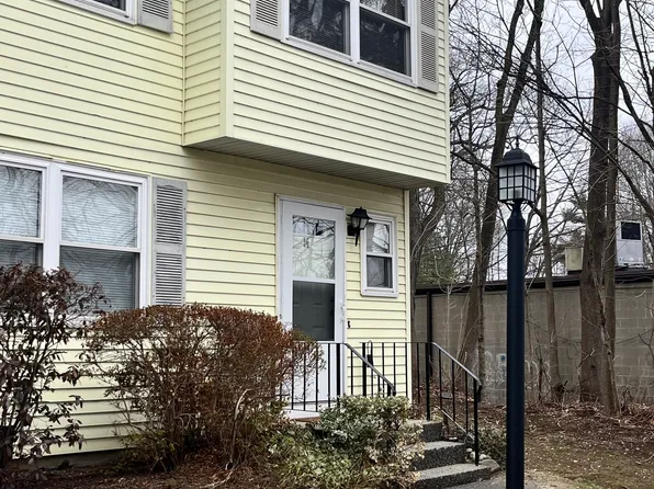 25 Padanaram Rd, Danbury, CT