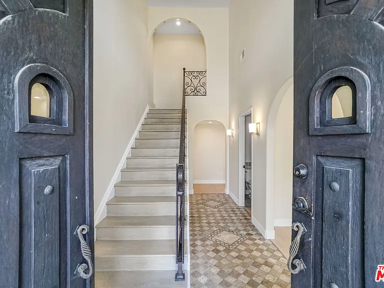 209 N Doheny Dr — Photo 6