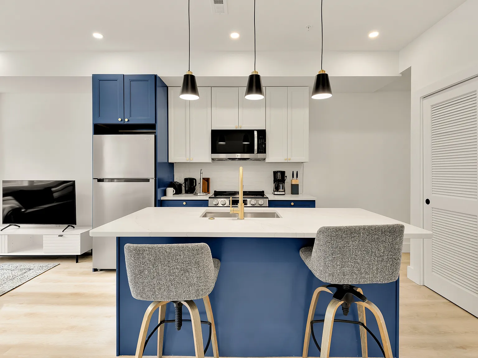 2 bed, 940 sqft, $2,550 — Photo 3