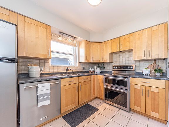 5th image of 1400 Saunders Cres