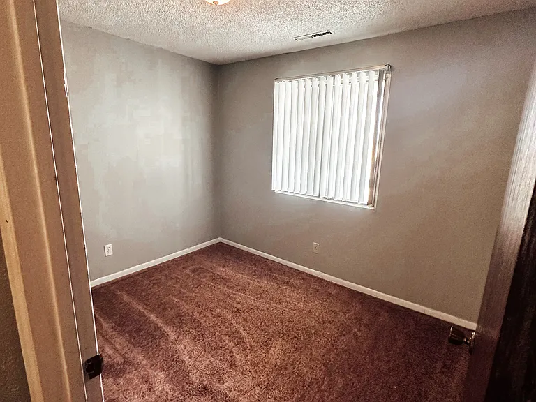 1627 W Maple St — Photo 7