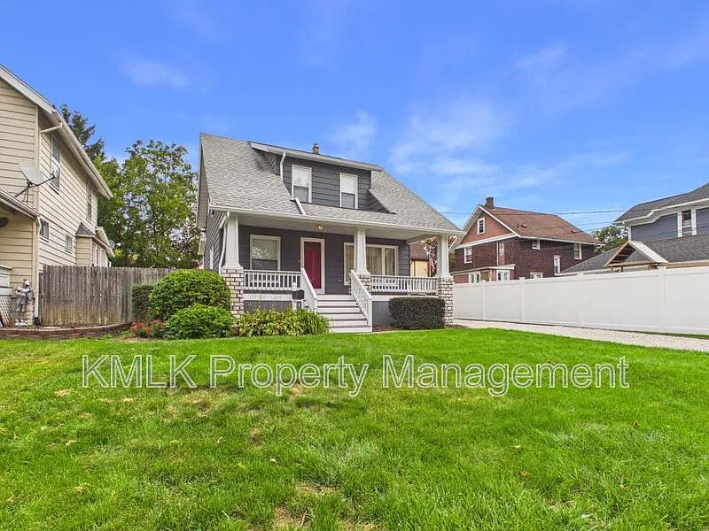 3 bed, 1.0 bath, 1226 sqft, $1,695 — Photo 2