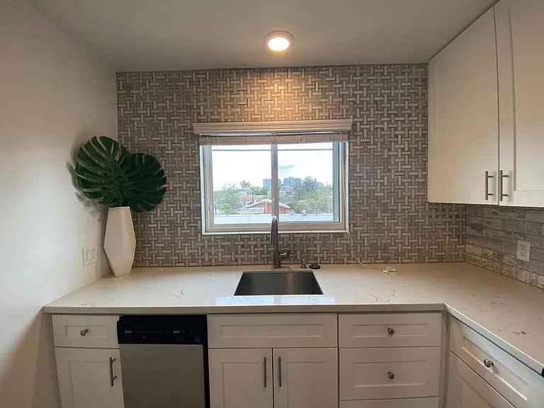1 and 2 Bedrooms Great Location with Community Pool and Onsite Laundry! 1/2 of Mile from U of A — Photo 61