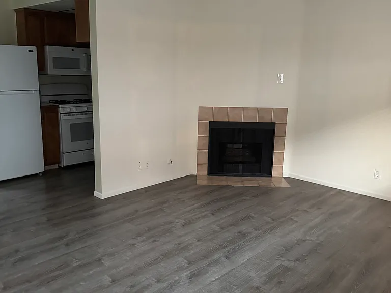 136 Concord St — Photo 2