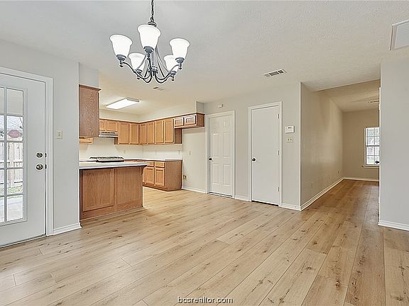 5th image of 4008 Hunter Creek Dr