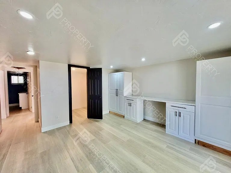 221 W 5th St — Photo 9