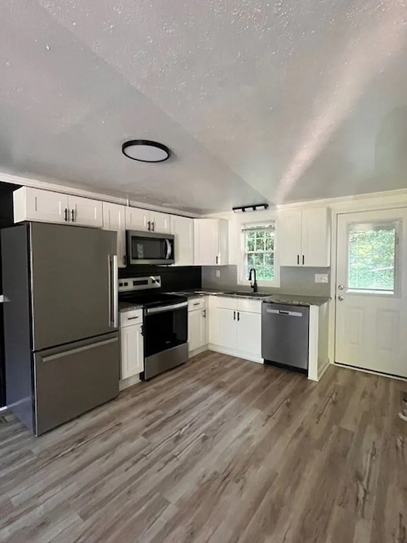 Furnished 2-Bedroom - 1304 W Ridge Street Apt. 2 — Photo 1