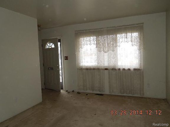 4th image of 14914 Maywood St