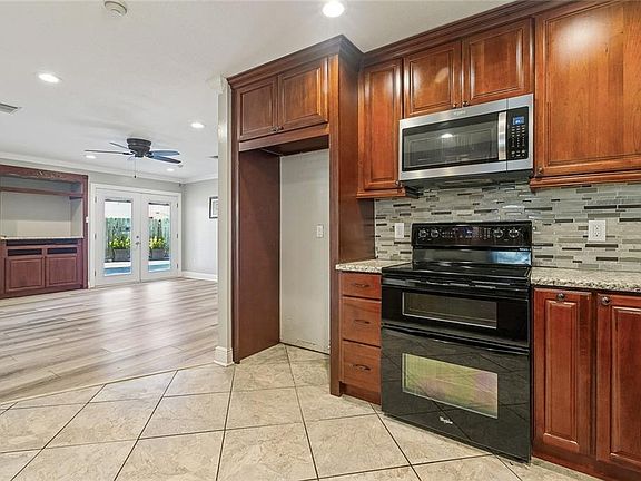 4th image of 828 Honeysuckle St