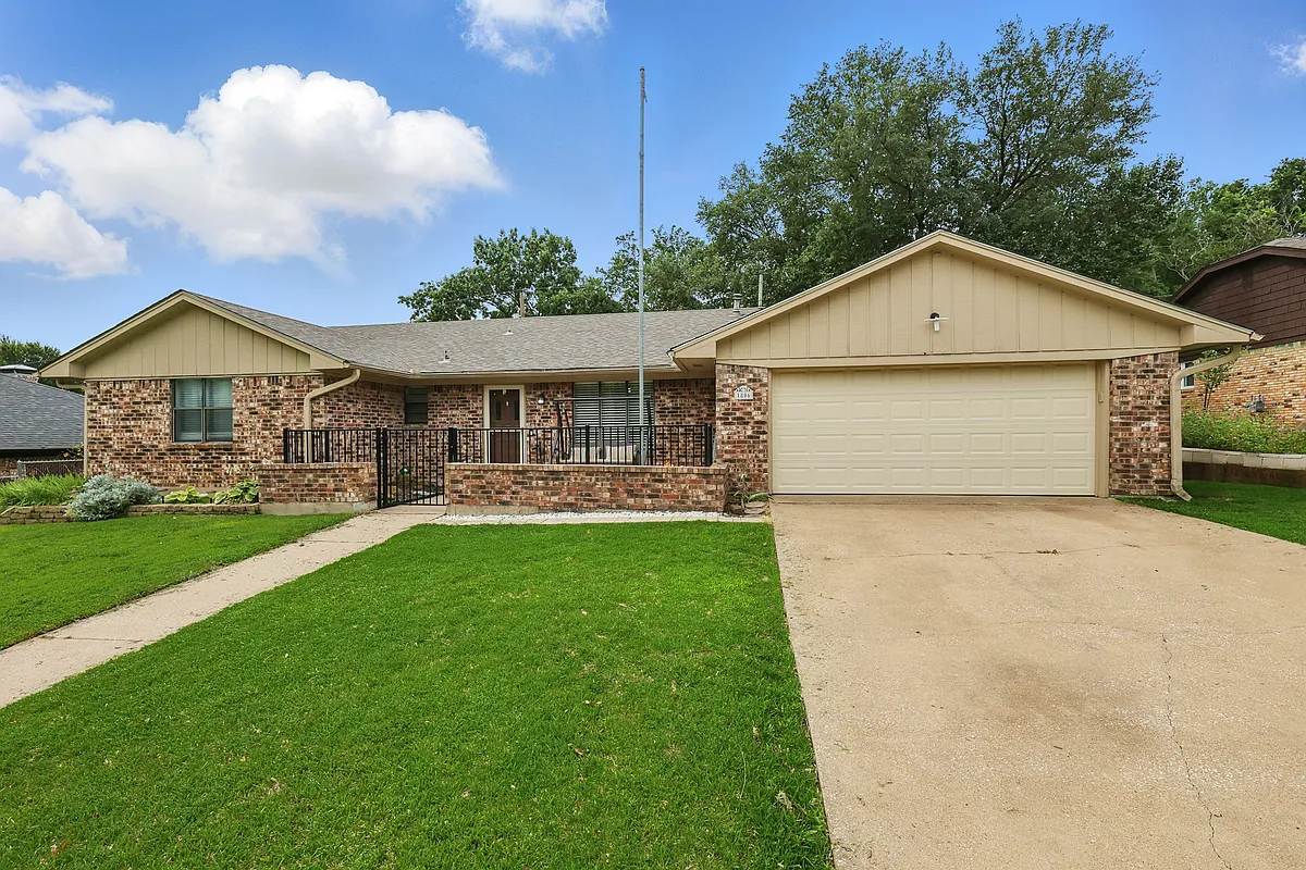 Building Photo - 1806 Oak Creek Dr