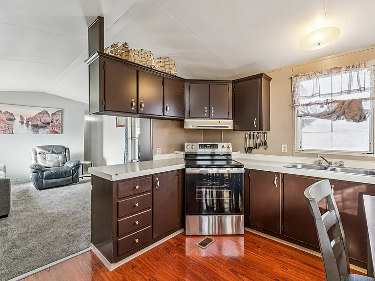131 Adams St — Photo 8