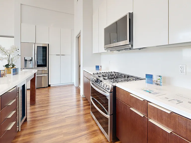 3033 Wilshire — Photo 85