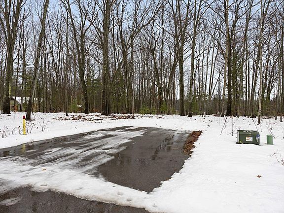 4th image of Old Cabin Dr #18