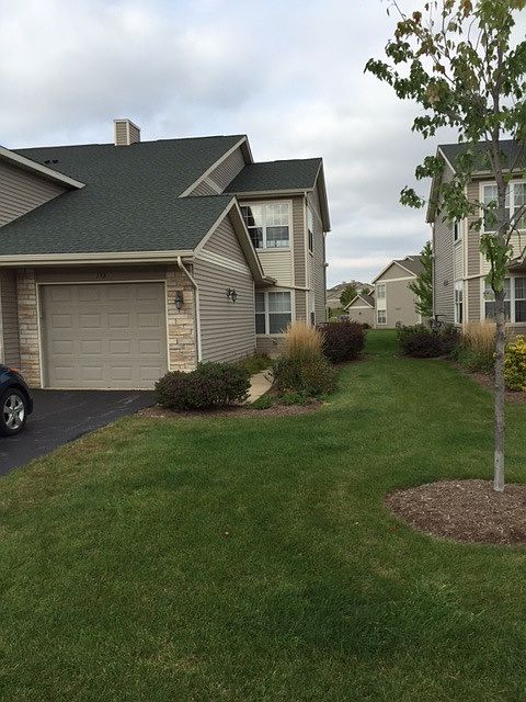 Super clean 2 bedroom unit in the heart of Sycamore!