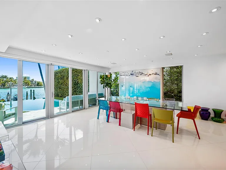 227 E Dilido Dr — Photo 33