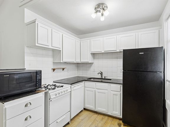 2nd image of 820 W 10th St