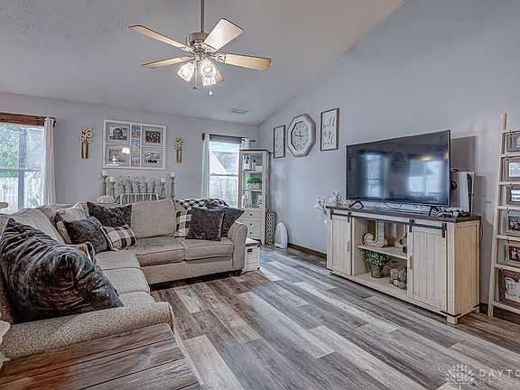 4th image of 409 Hollyhock Ct